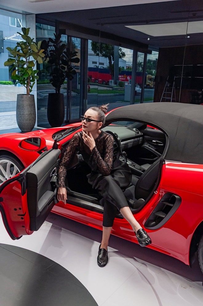 Si&ecirc;u mẫu Thanh Hằng tậu Porsche gần 5 tỷ đồng mừng sinh nhật độc đ&aacute;o - Ảnh 4.