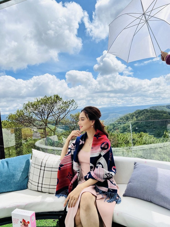 Tin sao ng&agrave;y 11/6: Phương Oanh khoe nhan sắc rực rỡ, Hồng Đăng c&ugrave;ng gia đ&igrave;nh đi chơi xuy&ecirc;n Việt - Ảnh 5.