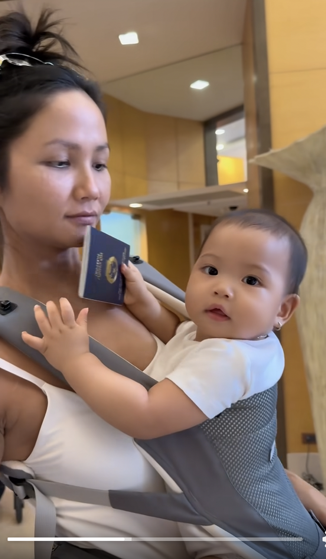 H'Hen Ni&ecirc; khoe khoảnh khắc th&uacute; vị của con g&aacute;i 9 th&aacute;ng tuổi trong chuyến xuất ngọai đầu ti&ecirc;n - Ảnh 1.