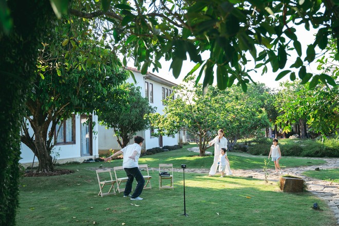 Khung cảnh đẹp như tranh của nhà Trường Giang - Nhã Phương, tuy nhiên lại giấu mặt em bé thứ 3 - Ảnh 1.