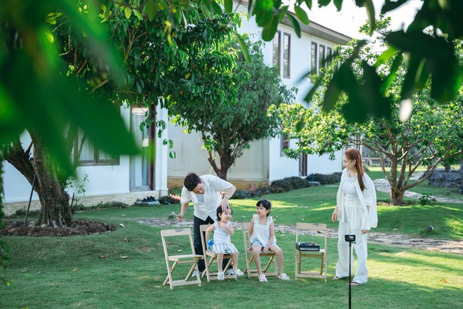 Khung cảnh đẹp như tranh của nhà Trường Giang - Nhã Phương, tuy nhiên lại giấu mặt em bé thứ 3 - Ảnh 2.