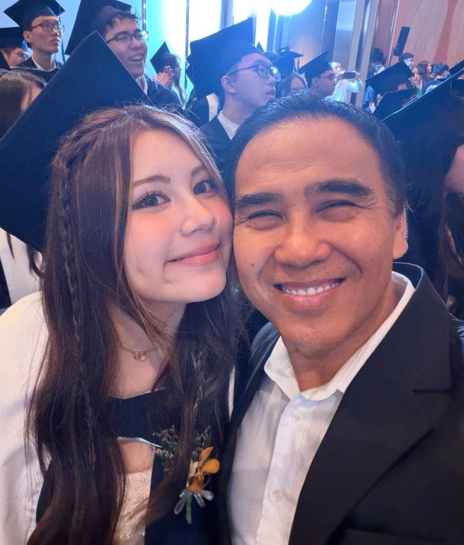 Quyền Linh và con gái Hạt Dẻ tỏa sáng trong ngày tốt nghiệp đặc biệt - Ảnh 1. Quyền Linh và con gái Hạt Dẻ tỏa sáng trong ngày tốt nghiệp đặc biệt - Ảnh 1.