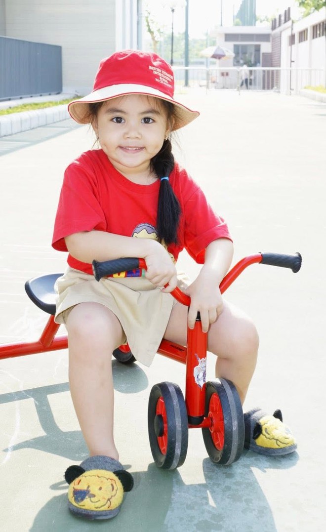 Quyền Linh và con gái Hạt Dẻ tỏa sáng trong ngày tốt nghiệp đặc biệt - Ảnh 4. Quyền Linh và con gái Hạt Dẻ tỏa sáng trong ngày tốt nghiệp đặc biệt - Ảnh 4.