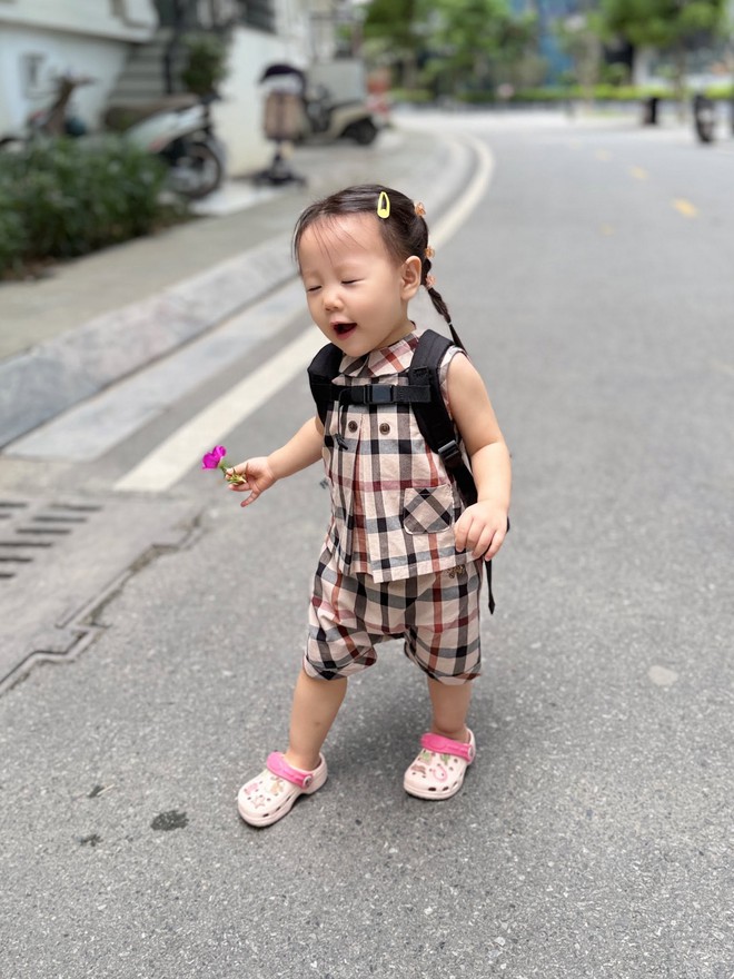 Khoe ảnh con gái 2 tuổi xinh xắn, Phương Oanh cảm thán: 'Làm nền cho nàng ta' - Ảnh 2.