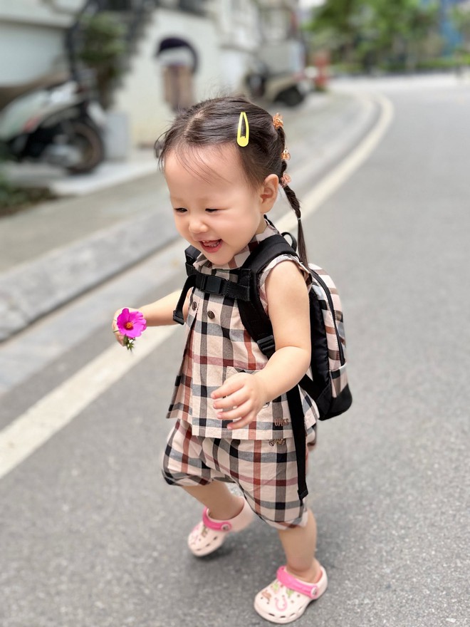 Khoe ảnh con gái 2 tuổi xinh xắn, Phương Oanh cảm thán: 'Làm nền cho nàng ta' - Ảnh 3.