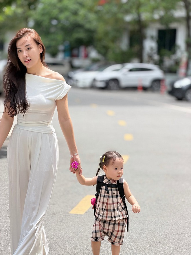 Khoe ảnh con gái 2 tuổi xinh xắn, Phương Oanh cảm thán: 'Làm nền cho nàng ta' - Ảnh 4.