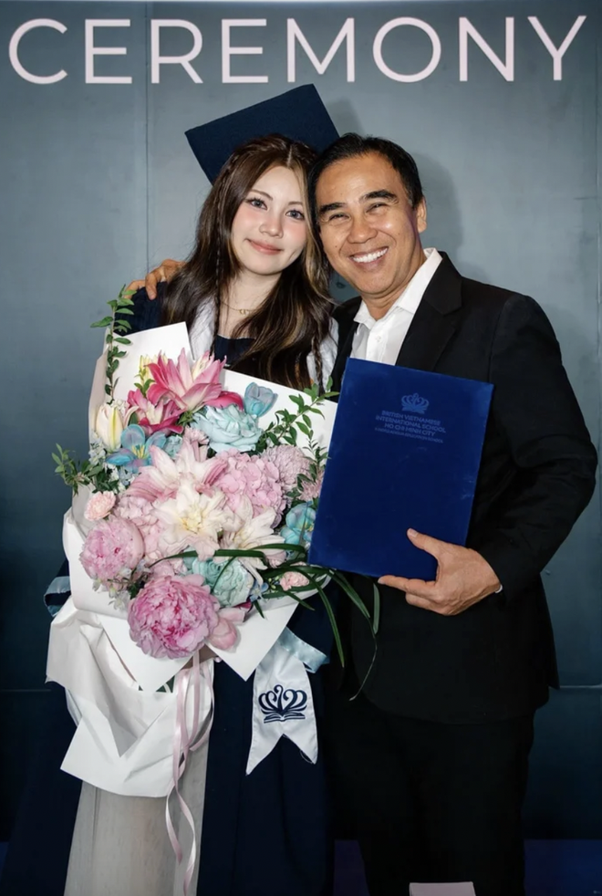 Quyền Linh và con gái Hạt Dẻ tỏa sáng trong ngày tốt nghiệp đặc biệt - Ảnh 2. Quyền Linh và con gái Hạt Dẻ tỏa sáng trong ngày tốt nghiệp đặc biệt - Ảnh 2.
