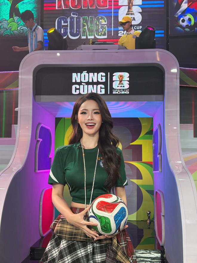 Nữ MC 'Nóng cùng World Cup 2026 ' quê Hải Phòng đang hot Miss Grand Vietnam 2026 - Ảnh 5. Nữ MC 'Nóng cùng World Cup 2026 ' quê Hải Phòng đang hot Miss Grand Vietnam 2026 - Ảnh 5.