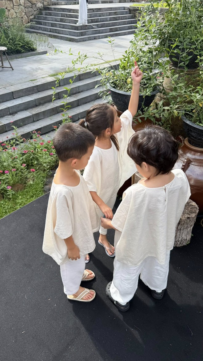 Gia đ&igrave;nh Hồ Ngọc H&agrave; - Kim L&yacute; đi nghỉ h&egrave; b&igrave;nh y&ecirc;n - Ảnh 5.