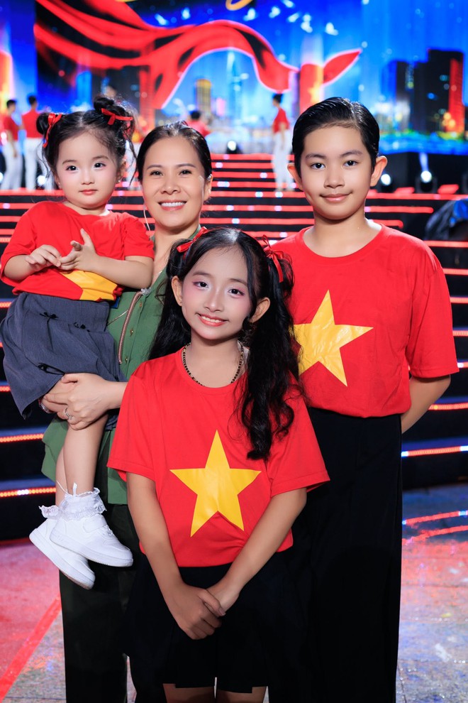 Con trai, con gái nhà Khánh Thi - Phan Hiển tự tin khoe tài năng ở sân khấu lớn - Ảnh 1.