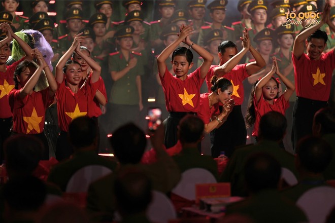 Con trai, con gái nhà Khánh Thi - Phan Hiển tự tin khoe tài năng ở sân khấu lớn - Ảnh 2.