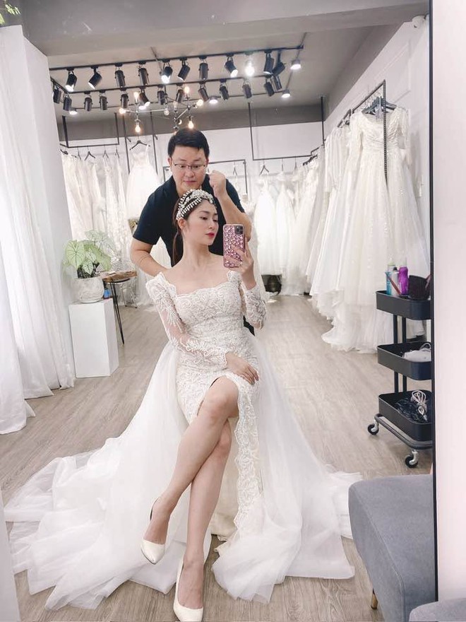 Sau 3 năm đăng k&yacute; kết h&ocirc;n với Ch&acirc;u Khải Phong, Thanh Tr&uacute;c ch&iacute;nh thức diện v&aacute;y c&ocirc; d&acirc;u - Ảnh 3.