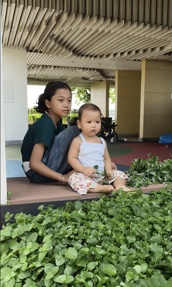 Con gái H'Hen Niê 'đốn tim' fan với ánh mắt tập trung, phong thái 'tiểu hoa hậu' - Ảnh 2.
