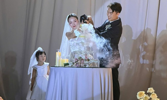 Đám cưới Lương Xuân Trường và Nhuệ Giang: Ngày đặc biệt với Con gái Little Daisy - Ảnh 4. Đám cưới Lương Xuân Trường và Nhuệ Giang: Ngày đặc biệt với Con gái Little Daisy - Ảnh 4.