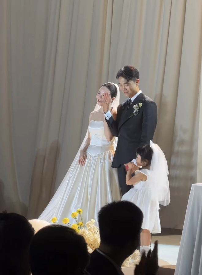 Đám cưới Lương Xuân Trường và Nhuệ Giang: Ngày đặc biệt với Con gái Little Daisy - Ảnh 3. Đám cưới Lương Xuân Trường và Nhuệ Giang: Ngày đặc biệt với Con gái Little Daisy - Ảnh 3.