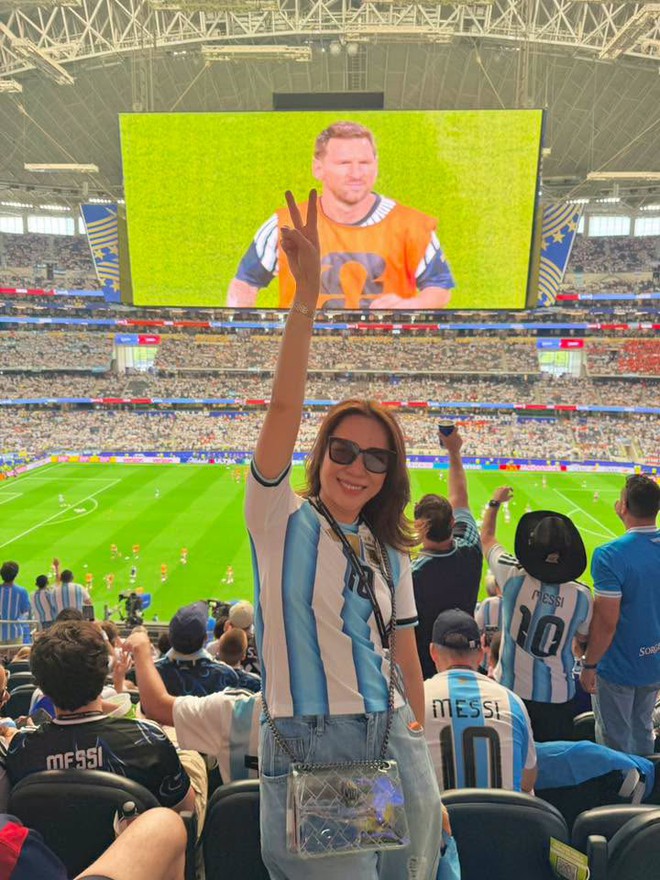 Mỹ Tâm và NSƯT Kiều Anh cổ vũ World Cup 2026 tại Mỹ - Ảnh 2. Mỹ Tâm và NSƯT Kiều Anh cổ vũ World Cup 2026 tại Mỹ - Ảnh 2.