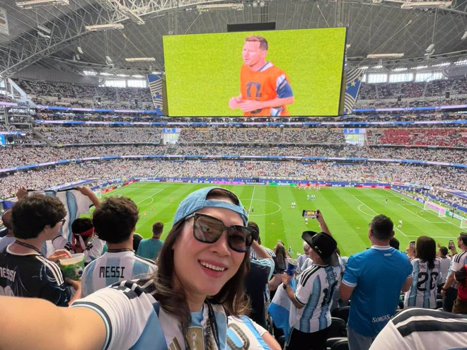Mỹ Tâm và NSƯT Kiều Anh cổ vũ World Cup 2026 tại Mỹ - Ảnh 1. Mỹ Tâm và NSƯT Kiều Anh cổ vũ World Cup 2026 tại Mỹ - Ảnh 1.