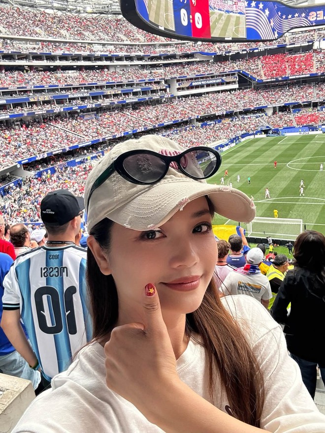 Nữ NSƯT phim giờ v&agrave;ng khoe sắc ở Mỹ, đi cổ vũ World Cup - Ảnh 1.