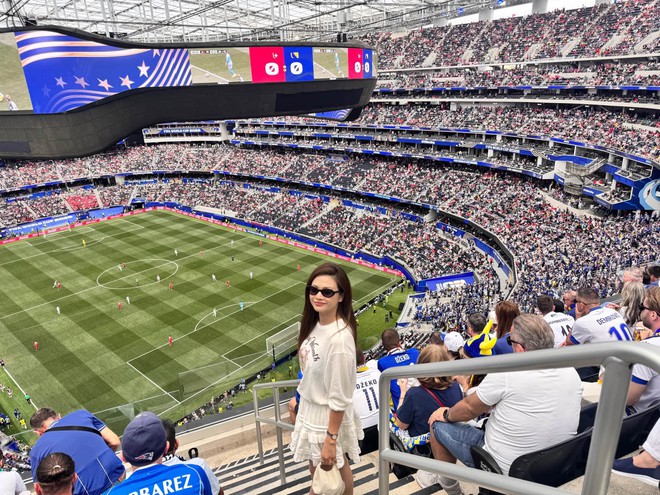 Nữ NSƯT phim giờ v&agrave;ng khoe sắc ở Mỹ, đi cổ vũ World Cup - Ảnh 2.