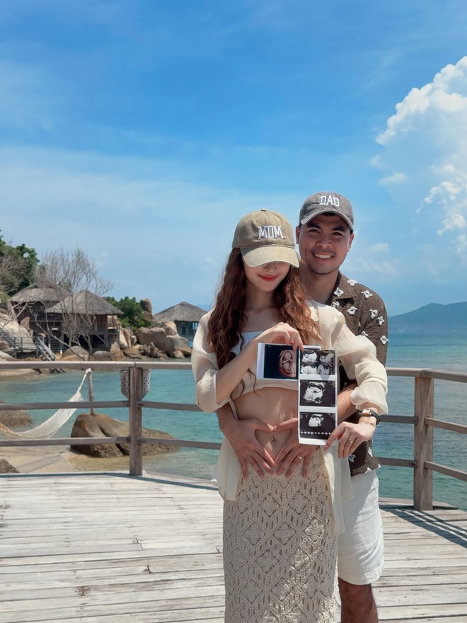 MC Huyền Trang chia sẻ hạnh ph&uacute;c l&agrave;m mẹ lần đầu v&agrave; t&ecirc;n b&eacute; Mica - Ảnh 1.
