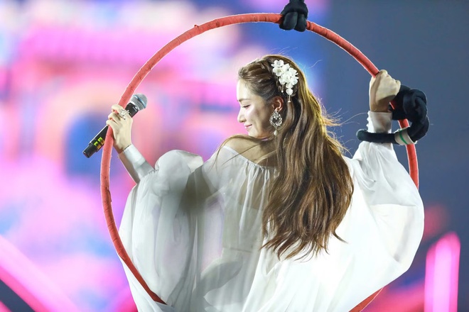 Ho&agrave; Minzy, Quang H&ugrave;ng MasterD khuấy động hơn 20.000 kh&aacute;n giả trong Concert Thanh Xu&acirc;n - Ảnh 7.