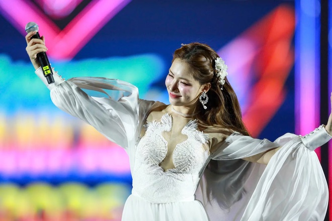 Ho&agrave; Minzy, Quang H&ugrave;ng MasterD khuấy động hơn 20.000 kh&aacute;n giả trong Concert Thanh Xu&acirc;n - Ảnh 5.