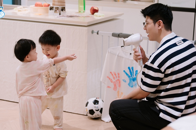 Cặp song sinh của BTV truyền h&igrave;nh Mạnh Cường - Hương Giang 'tấu hề' - Ảnh 3.