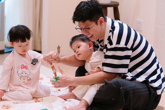 Cặp song sinh của BTV truyền h&igrave;nh Mạnh Cường - Hương Giang 'tấu hề' - Ảnh 4.