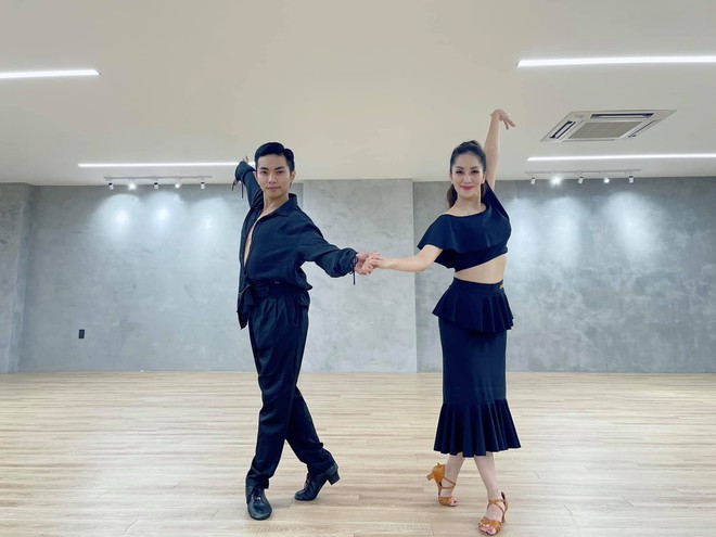 D&aacute;ng vẻ của Kh&aacute;nh Thi khi xuất hiện tr&ecirc;n s&agrave;n diễn c&ugrave;ng Phan Hiển - Ảnh 2.