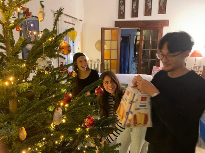 Cuộc sống bình yên của NSƯT Lê Vi ở Pháp: Chồng làm thị trưởng, học đạo Phật và thiền định mỗi ngày trong ngôi nhà ngập tràn hoa lá - Ảnh 12.