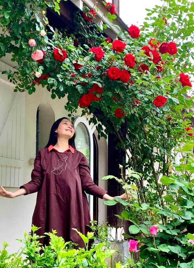 Cuộc sống bình yên của NSƯT Lê Vi ở Pháp: Chồng làm thị trưởng, học đạo Phật và thiền định mỗi ngày trong ngôi nhà ngập tràn hoa lá - Ảnh 2.