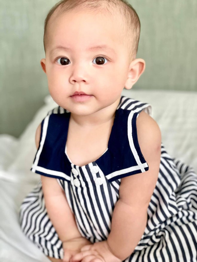 Cặp song sinh nh&agrave; Hồ Ngọc H&agrave; l&uacute;c 7 th&aacute;ng tuổi đ&aacute;ng y&ecirc;u như thế n&agrave;o? - Ảnh 2.
