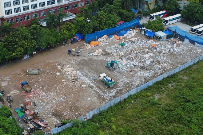 H&agrave; Nội: H&agrave;ng ng&agrave;n m2 đất tại phường Ph&uacute; Diễn bị 'h&ocirc; biến' th&agrave;nh b&atilde;i tập kết r&aacute;c thải, phế liệu quy m&ocirc; lớn - Ảnh 1.