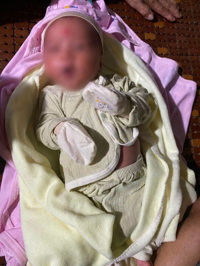 B&eacute; trai bị bỏ rơi ở Huế c&ugrave;ng l&aacute; thư nhờ nu&ocirc;i gi&uacute;p, ch&iacute;nh quyền th&ocirc;ng b&aacute;o t&igrave;m th&acirc;n nh&acirc;n - Ảnh 1.