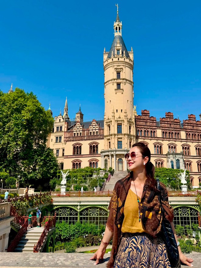 3 con nh&agrave; Hoa hậu Jennifer Phạm nghỉ h&egrave; c&ugrave;ng bố mẹ ở trời &Acirc;u - Ảnh 3.
