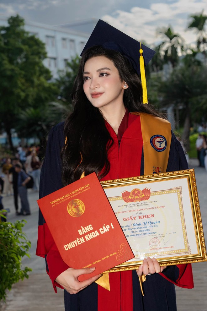 Đinh Y Quy&ecirc;n nhận bằng B&aacute;c sĩ Da liễu v&agrave; Mẹ ruột g&acirc;y ch&uacute; &yacute; trong sự nghiệp - Ảnh 3.