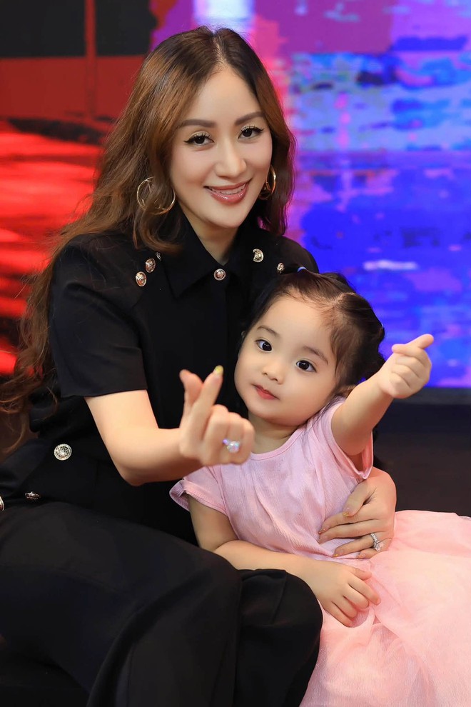 Con gái út nhà Khánh Thi quấn quít bên mẹ và bà ngoại - Ảnh 1.
