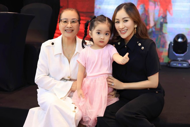 Con gái út nhà Khánh Thi quấn quít bên mẹ và bà ngoại - Ảnh 3.