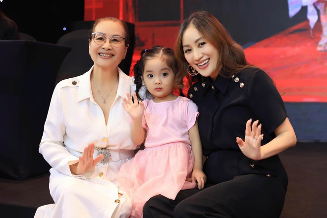 Con gái út nhà Khánh Thi quấn quít bên mẹ và bà ngoại - Ảnh 4.