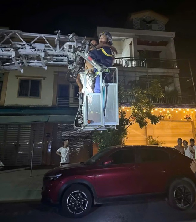 Cảnh sát dùng xe thang cứu người đàn ông có biểu hiện bất thường trên mái nhà 3 tầng - Ảnh 2.