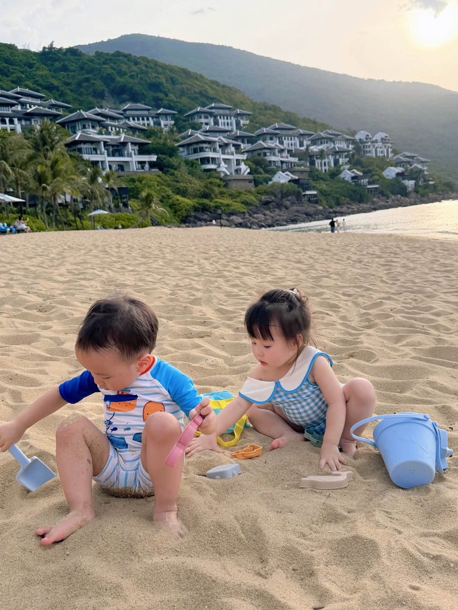 Cặp song sinh nhà Phương Oanh lại gây chú ý khi đi biển Đà Nẵng - Ảnh 1.