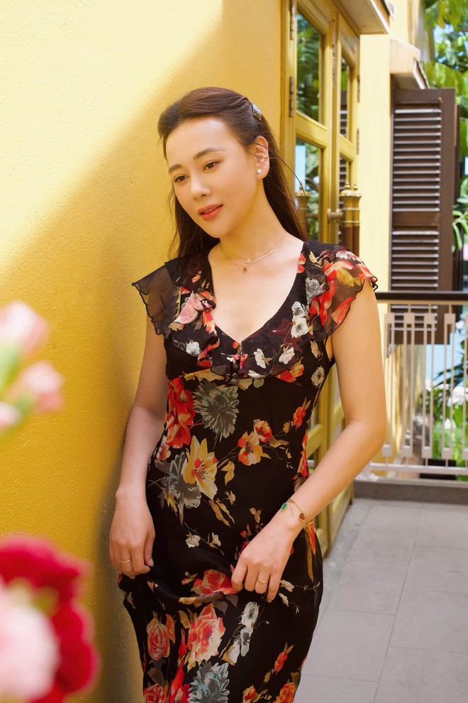 Phương Oanh than thở k&ecirc;u đau lưng v&igrave; bế con g&aacute;i - Ảnh 4.