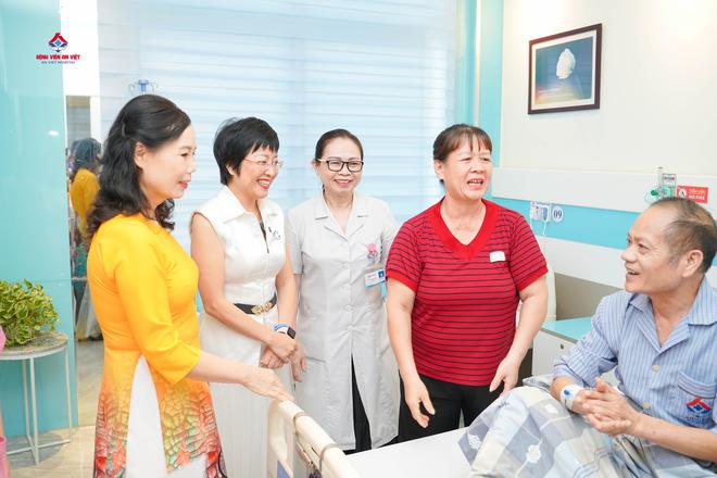 NSND Lan Hương, Tr&agrave; My trao y&ecirc;u thương tại bệnh viện   - Ảnh 2.