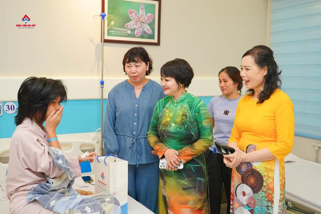 NSND Lan Hương, Tr&agrave; My trao y&ecirc;u thương tại bệnh viện   - Ảnh 4.