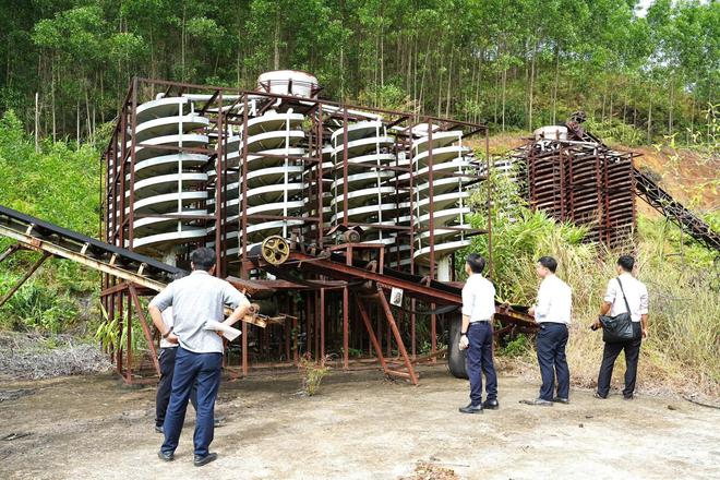 Diễn biến mới vụ h&agrave;ng loạt t&agrave;i sản tiền tỷ bị 'bỏ qu&ecirc;n' giữa rừng ở Huế - Ảnh 2.