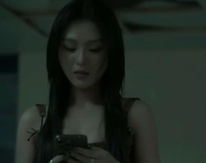 C&ugrave; Thị Tr&agrave; g&acirc;y tranh c&atilde;i trong phim 'Lửa trắng': C&oacute; chuyện trinh s&aacute;t v&agrave;o vai y&ecirc;u tội phạm để lấy tin kh&ocirc;ng? - Ảnh 3.