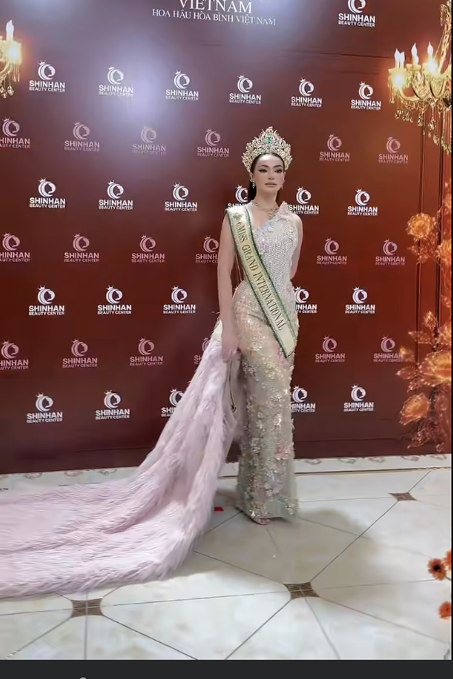 Bố mẹ Hoa hậu Yến Nhi xuất hiện nổi bật tại thảm đỏ Miss Grand Vietnam 2026 - Ảnh 2.