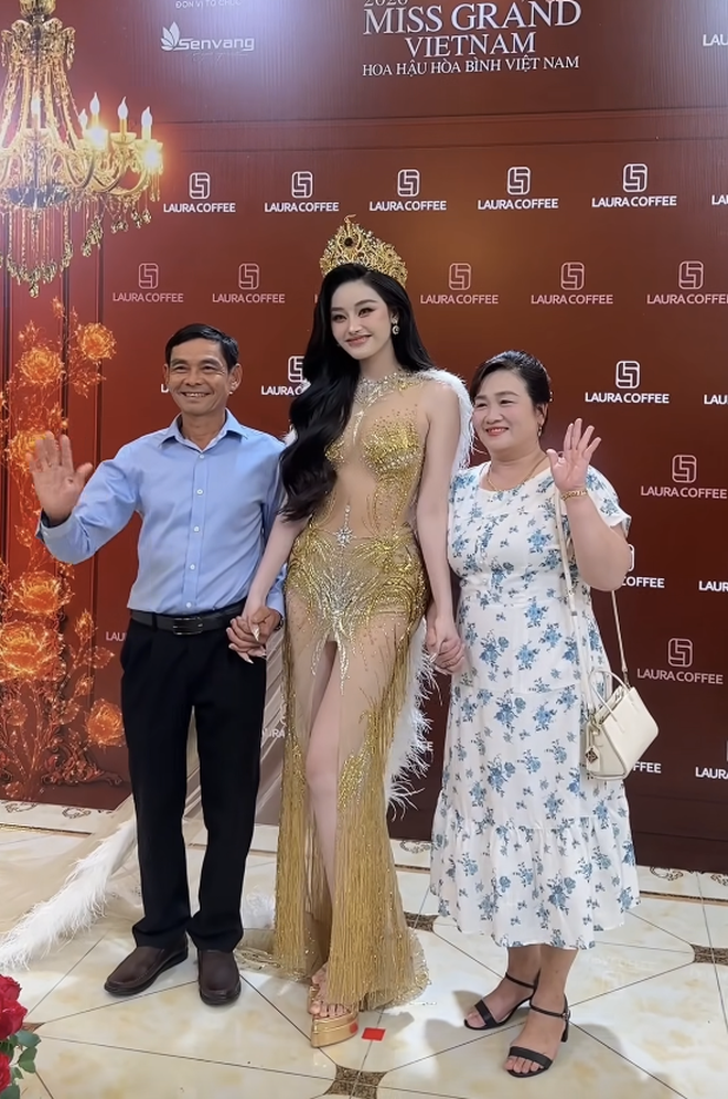 Bố mẹ Hoa hậu Yến Nhi xuất hiện nổi bật tại thảm đỏ Miss Grand Vietnam 2026 - Ảnh 4.