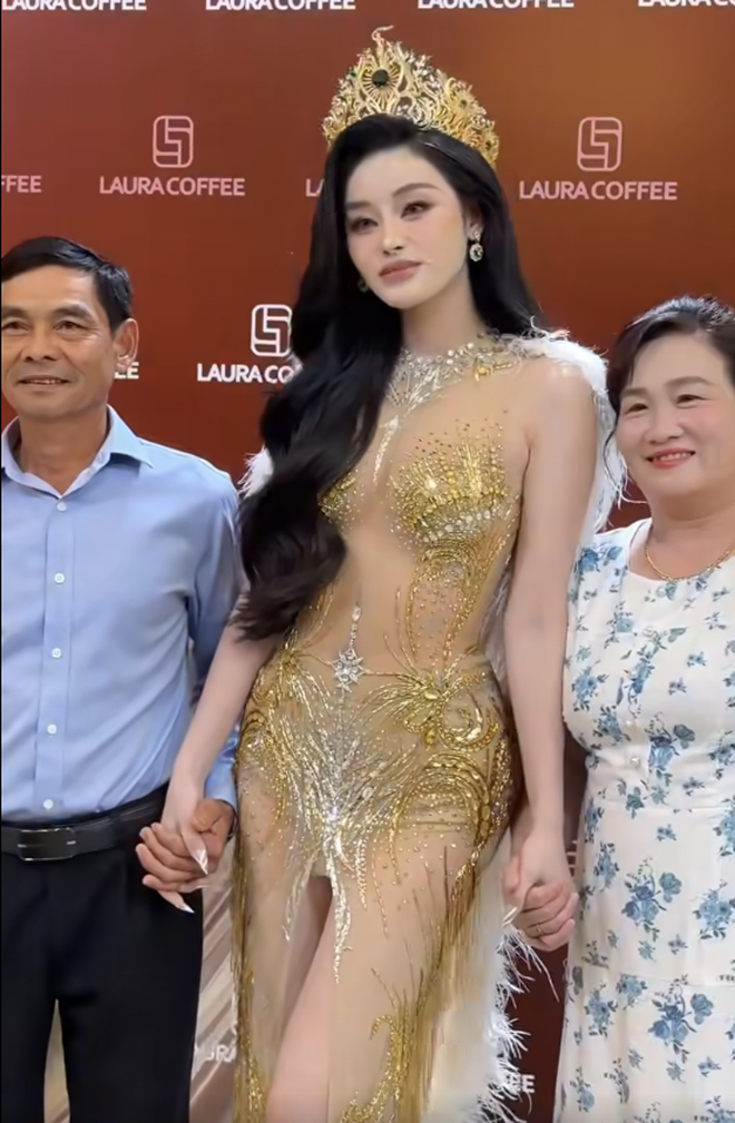 Bố mẹ Hoa hậu Yến Nhi xuất hiện nổi bật tại thảm đỏ Miss Grand Vietnam 2026 - Ảnh 3.