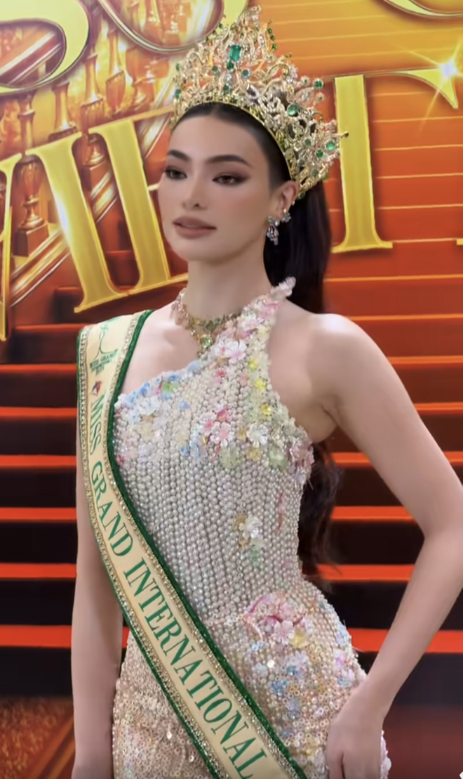 Bố mẹ Hoa hậu Yến Nhi xuất hiện nổi bật tại thảm đỏ Miss Grand Vietnam 2026 - Ảnh 1.